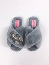 Load image into Gallery viewer, Da Pinchi Grey Slippers

